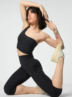 New EASEDK01 Girlfriend Collective Uma One-Shoulder Bra - Black